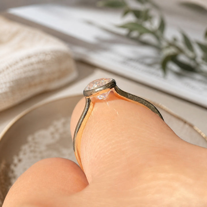 Minimalist Frame S925 Silver Bezel-Set Oval Solitaire Ring