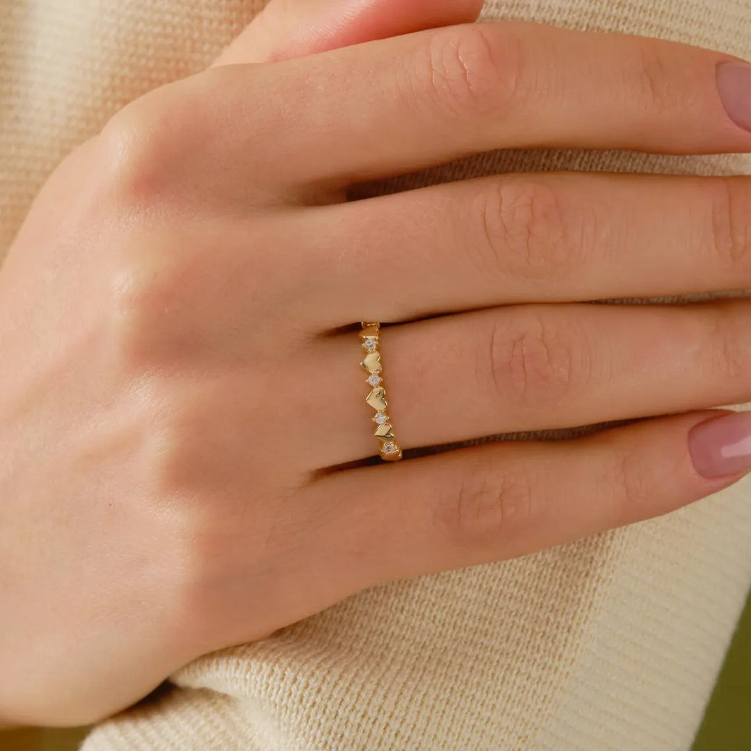 18K Gold Heart & Stone Alternating Dainty Ring Sweet Romantic Stackable Band