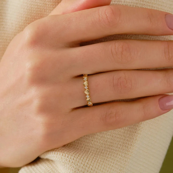 18K Gold Heart & Stone Alternating Dainty Ring Sweet Romantic Stackable Band