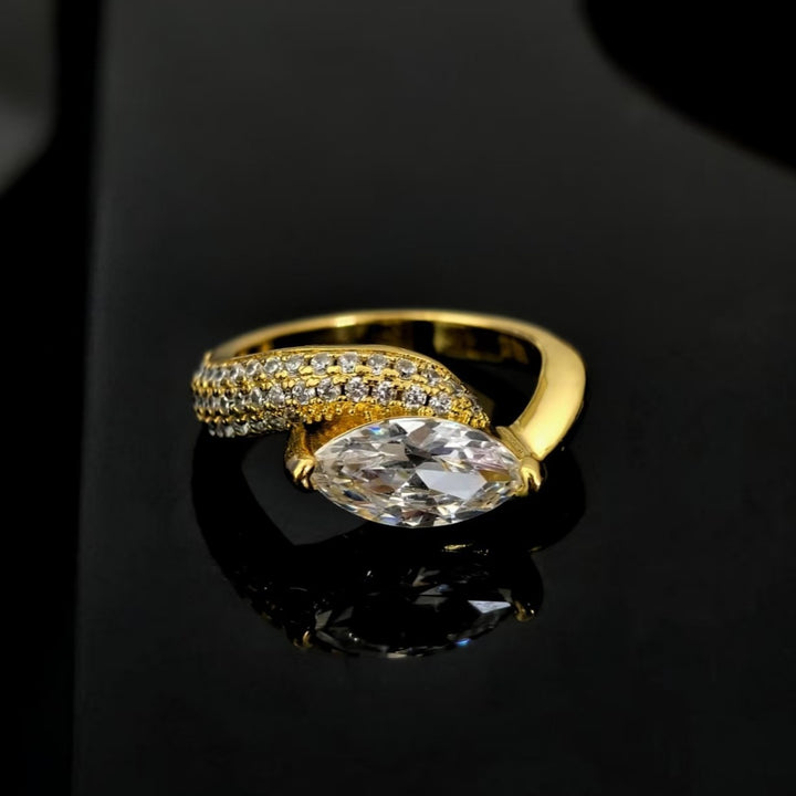 「Marquise Glow」Twisted Band Pavé Ring