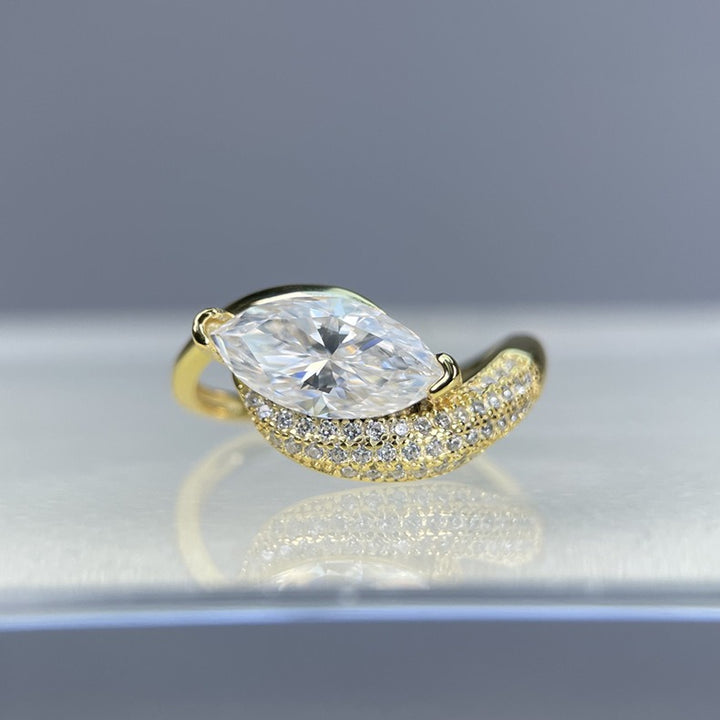 「Marquise Glow」Twisted Band Pavé Ring