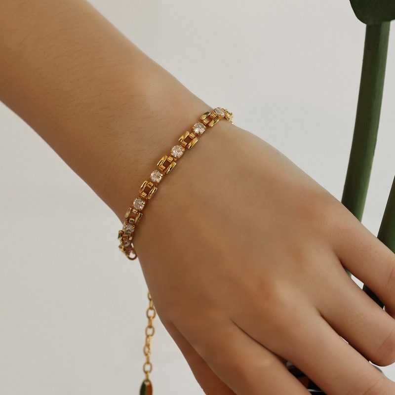 18K Gold Geometric Pavé Diamond Station Bracelet