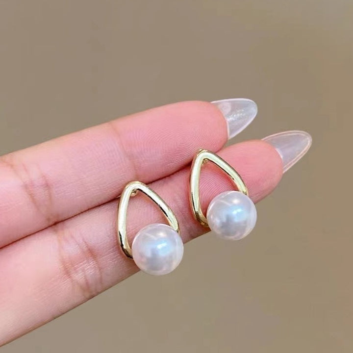 「Droplet Glow」Minimalist Triangle Pearl Stud Earrings